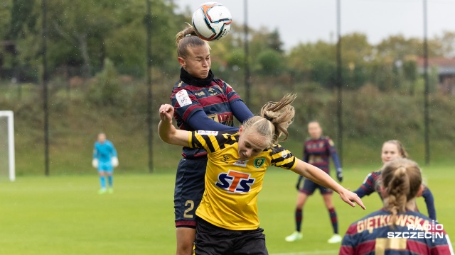 Szczecinianki pokonały GKS Katowice 1:0 w zaległym meczu ekstraligi kobiet. To czwarte z rzędu i szóste w tym sezonie zwycięstwo portowej ekipy.