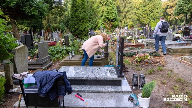 Szczecinianie porządkują groby bliskich przed dniem Wszystkich Świętych.