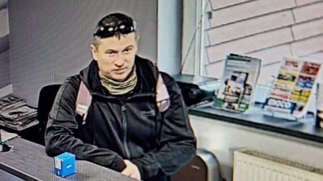 Policja opublikowała nowe zdjęcia i nagranie z monitoringu, który zarejestrował ściganego za zabójstwo syna Grzegorza Borysa z Gdyni.