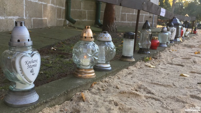 Z grobów giną kwiaty, znicze i wiązanki. Porządkowanie i ozdabianie grobów zmarłych w Świnoujściu trwa już od kilku dni. Wraz z pojawieniem się świeżych chryzantem, pojawili się także cmentarni rabusie.