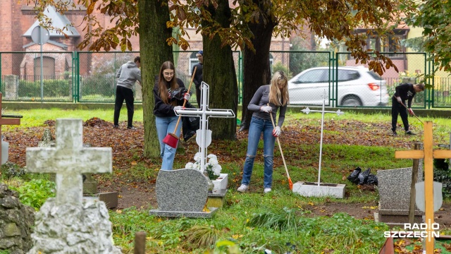 Już po raz piąty w Policach młodzież sprząta opuszczone groby w ramach akcji Ocalić od zapomnienia.
