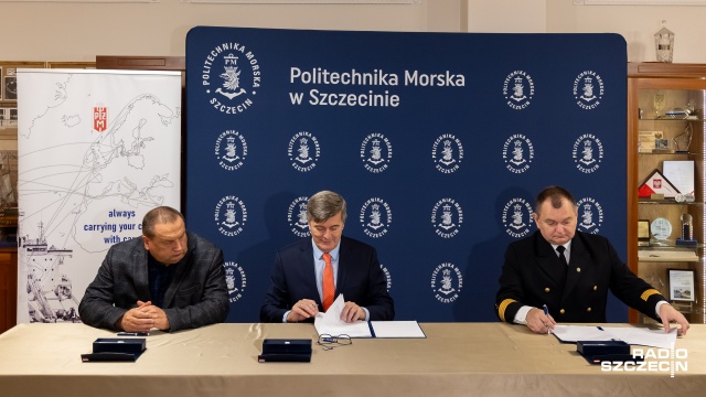 Na Politechnice Morskiej w Szczecinie powstaną symulatory mostka i innych urządzeń, które będą montowane na budowanych promach Polskiej Żeglugi Morskiej. W piątek podpisano umowę w tej sprawie.