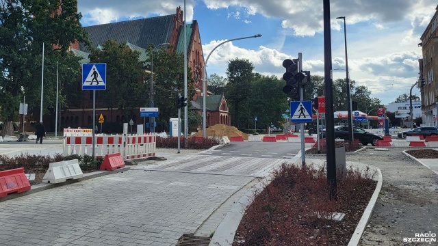 Asfaltowanie placu Zwycięstwa w Szczecinie dobiega końca - zapowiada Miasto. Pierwotnie prace miały być prowadzone w nocy.