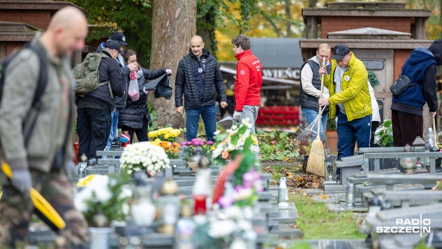 Czyny, nie słowa chcemy podtrzymać pamięć, o tych którzy byli dla nas jak rodzina - mówią wolontariusze, którzy w ramach akcji Znicz wraz ze Stowarzyszeniem Paczka dla Bohatera, połączyli siły, by posprzątać groby weteranów na Cmentarzu Centralnym w Szczecinie.