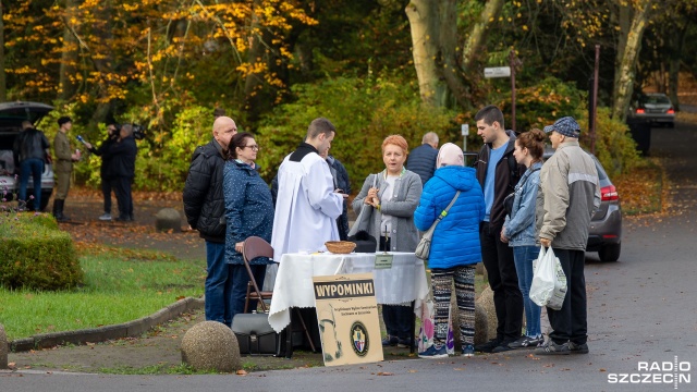 Klerycy i alumni Arcybiskupiego Wyższego Seminarium Duchownego dziś i 1 listopada przyjmują na szczecińskim Cmentarzu Centralnym wypominki.