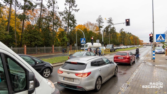 Uruchomiona została sygnalizacja świetlna na ul. Mieszka I w Szczecinie na wysokości cmentarza.