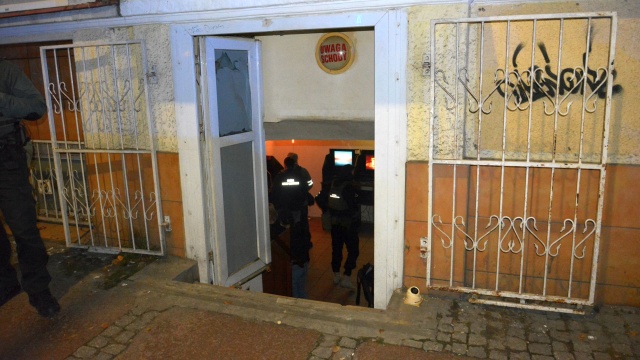 Kolejny nielegalny punkt hazardowy w centrum Szczecina zlikwidowali funkcjonariusze zachodniopomorskiej Krajowej Administracji Skarbowej. By wejść do lokalu - musieli użyć siły.
