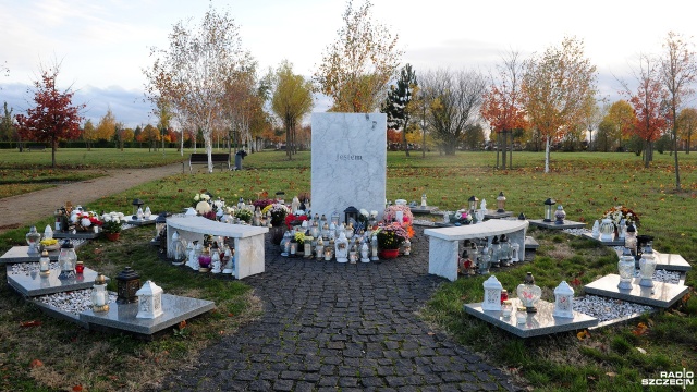 Setki zniczy zapłonęły przy Grobowcu Dzieci Utraconych na Cmentarzu Zachodnim przy ulicy Bronowickiej w Szczecinie. W dniu Wszystkich Świętych.