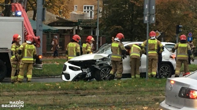 Kolizja samochodu z tramwajem w alei Wojska Polskiego.