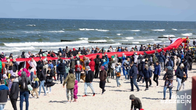 Każdy może dostać fragment najdłuższej flagi nad Bałtykiem. Biało-czerwona, która została 2 maja rozciągnięta na plaży w Międzyzdrojach została pocięta i trafi do mieszkańców.
