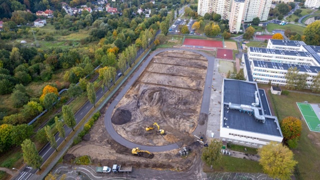 Poliuretanowa trzytorowa bieżnia powstaje przy Szkole Podstawowej nr 37 przy ulicy Rydla w Szczecinie.