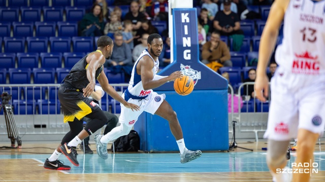 Koszykarze Kinga walczyli dzielnie ale nie sprawili niespodzianki w Lidze Mistrzów FIBA. Szczecinianie przegrali z liderem grupy D AEK Ateny 77:86 w meczu trzeciej kolejki spotkań.