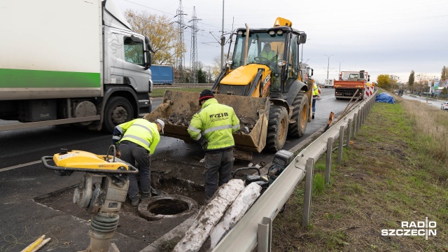 Uwaga kierowcy - drogowcy weszli na ulicę Gdańską. Budowane są nowe włazy do studni kanalizacyjnych, z tego powodu na jednym odcinku mamy zwężenie.