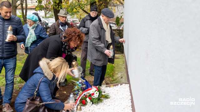 9 listopada niemieccy faszyści spalili synagogę w Stettinie. Dziś, w 85. rocznicę tzw. Nocy Kryształowej, przedstawiciele społeczności żydowskiej Szczecina złożyli kwiaty i zapalili znicze w miejscu, gdzie do 1938 roku stała synagoga.