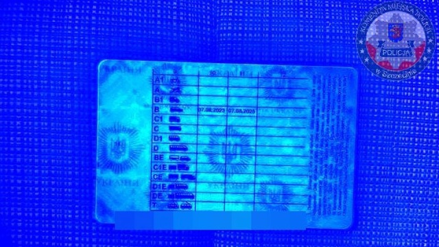Miał podrobione prawo jazdy i zakaz prowadzenia pojazdów. Szczecińska policja zatrzymała 51-letniego kierowcę.