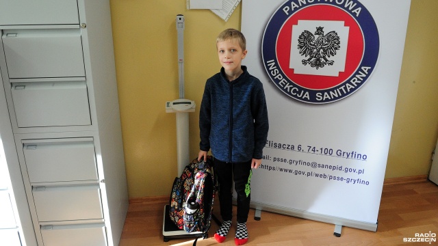 Czy uczniowie noszą za ciężkie plecaki - sprawdzili to inspektorzy Sanepidu. W szkołach w regionie przez cały tydzień ważono tornistry.