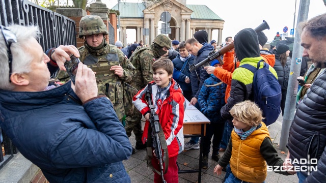 Transportery opancerzone Rosomak, haubice Dana czy moździerz samobieżny Rak - ten sprzęt mogli oglądać mieszkańcy na Festynie Niepodległościowym na Walach Chrobrego w Szczecinie.