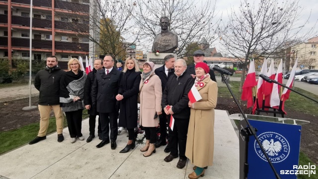Popiersie rotmistrza stanęło na placu, sąsiadującym z pomnikiem ku czci Niepodległej w centrum Goleniowa.