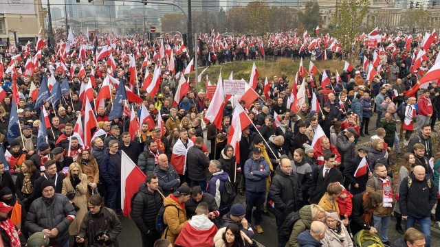 W Warszawie trwa Marsz Niepodległości - cykliczna manifestacja organizowana przez środowiska narodowe. Na marsz w centrum miasta przybyły tysiące osób.
