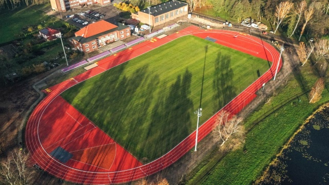 Dobiega końca modernizacja stadionu w Sławnie. Inwestycja kosztuje ponad 7 milionów złotych, z czego 2,5 miliona to dofinansowanie z Ministerstwa Sportu i Turystyki.