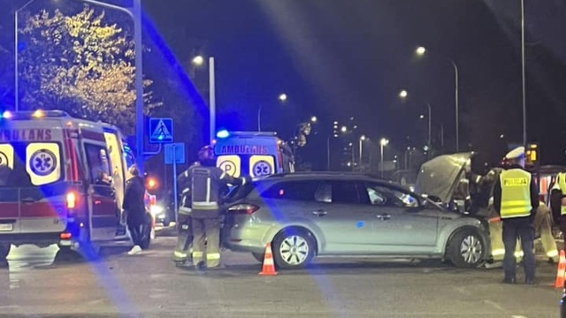 Samochód wjechał w ludzi stojących na chodniku. Do wypadku doszło w Szczecinie.