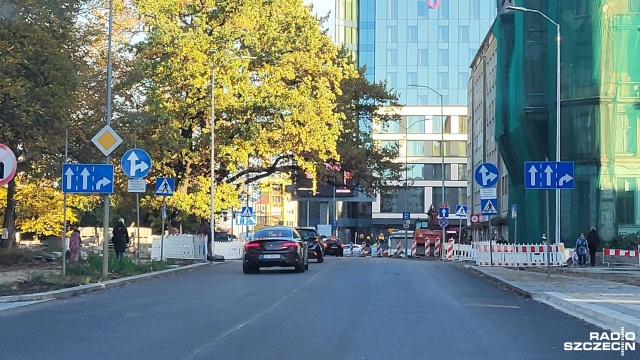 Kilkumiesięczne opóźnienie remontu pl. Zwycięstwa i al. Wojska Polskiego. Prace miały się zakończyć w środę. Wykonawca jednak zawnioskował o przesuniecie tego terminu na pierwsze miesiące przyszłego roku.
