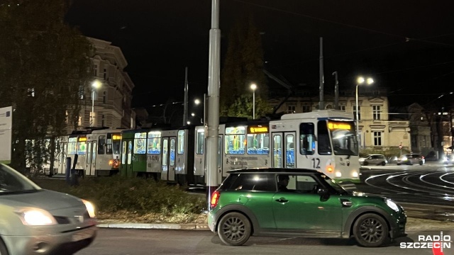 Awaria tramwaju na pl. Szarych Szeregów w Szczecinie. Doszło do niej przed godz. 18. Po kilkunastu minutach ruch przywrócono.