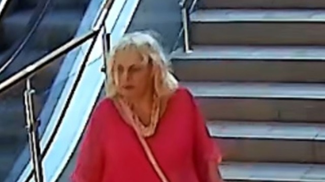 Kołobrzeska policja poszukuje złodziejki damskiej torebki. Opublikowała wizerunek kobiety podejrzanej o przestępstwo.