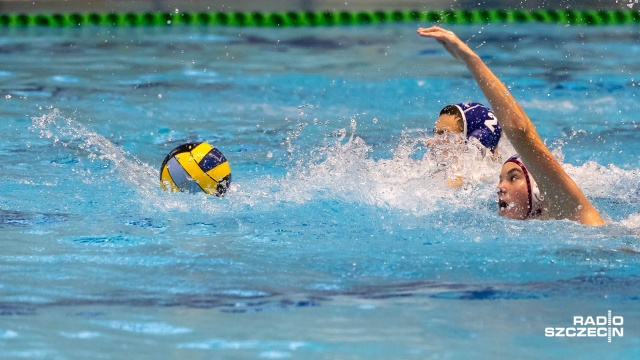 Szczecińska Floating Arena zmieniła się w arenę wodnych zmagań - trwają tam Mistrzostwa Polski Juniorów Młodszych U-15 w waterpolo.