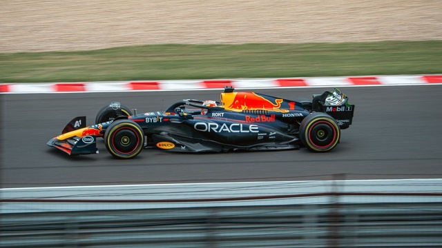 Max Verstappen (Red Bull Racing) wystartuje z pole position do wyścigu Formuły 1 na ulicznym torze Yas Marina o Grand Prix Abu Zabi.