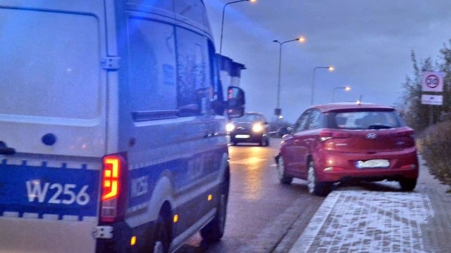Policyjny pościg w Koszalinie - samochód osobowy nie zatrzymał się do kontroli, kierowca uciekał. Do zdarzenia doszło o godzinie 7 na ulicy Na Skwierzynę.