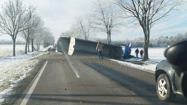 Ciężarówka przewróciła się na drodze krajowej nr 20.
