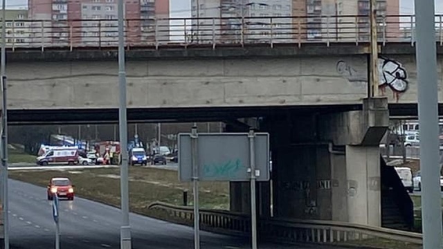 Wypadek za wiaduktem przy Turzynie w Szczecinie.