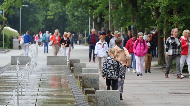 Chociaż jest najdłuższa w Polsce, to nadal nie ma swojej nazwy. To nadmorska promenada w Kołobrzegu. Władze miasta decyzję w tej kwestii pozostawiają internautom.