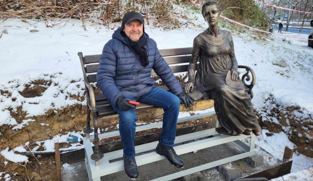 U zbiegu ulic Robotniczej i Dębogórskiej w Szczecinie stanęła ławeczka z rzeźbą Sophie Tilebein. To wybitna szczecinianka, mecenaska kultury i filantropka, żyjąca na przełomie XVIII i XIX wieku.
