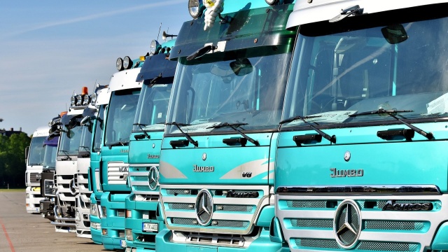 Premier Mateusz Morawiecki zapowiedział, że będzie domagał się od Komisji Europejskiej przywrócenia systemu zezwoleń dla ukraińskich ciężarówek przyjeżdżających do Polski.