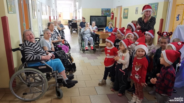 Przedszkolaki i uczniowie podstawówki z mikołajkowymi prezentami dla podopiecznych Zakładu Opiekuńczo-Leczniczego w Goleniowie. Dzieci z Niepublicznego Przedszkola Stokrotki oraz z goleniowskiej szkoły nr 2 chciały sprawić radość seniorom.