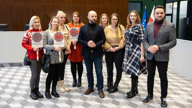 NIE dla likwidacji przedszkola na szczecińskim Skolwinie - z takimi transparentami przyszli w środę do magistratu rodzice i radni Prawa i Sprawiedliwości. To kolejny etap protestu przeciwko zamknięciu placówki i przeniesieniu dzieci do szkoły przy ul. Karpackiej.