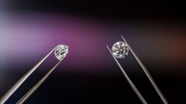 Kraje grupy G7 porozumiały się w sprawie zakazu importu diamentów z Rosji, by jeszcze bardziej ograniczyć wpływy do budżetu Kremla i finansowanie machiny wojennej.