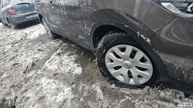 Ktoś przebił opony w kilkudziesięciu samochodach na Niebuszewie [ZDJĘCIA]