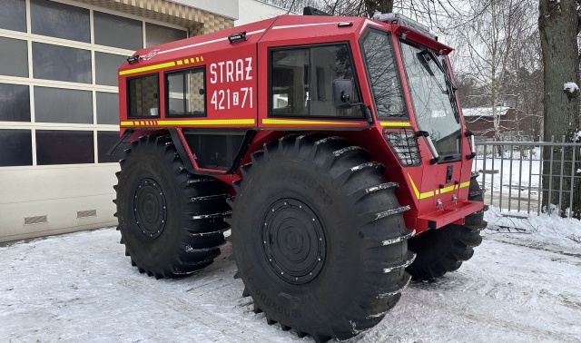 Strażacy z regionu będą się teraz mogli bez kłopotu dostać w trudne tereny. Do jednostki w Drawsku Pomorskim trafił transporter kołowy SHERP wraz z przyczepą do transportu.