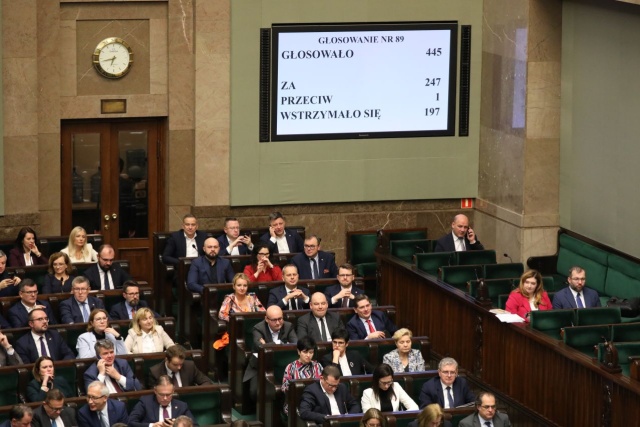 Sejm uchwalił ustawę o zamrożeniu cen energii w pierwszym półroczu 2024 roku. W piątek trafi ona do Senatu. Senacka komisja zajmie się przepisami rano.