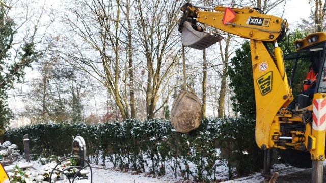 Kolejne płyty nagrobne ustawiono w gryfińskim Lapidarium. To sporej wielkości głazy z wyrytymi napisami. Wkrótce zostaną oczyszczone.