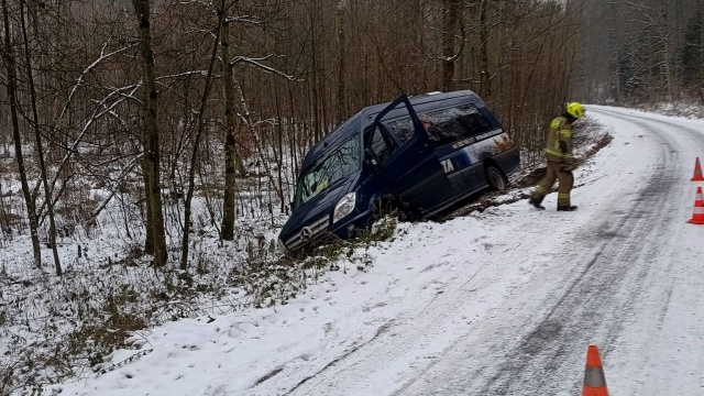 O krok od tragedii w regionie - rano, na drodze między Warszynem i Sułkowem do rowu wpadł bus. Nikomu nic się nie stało.