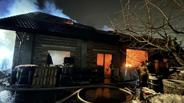 17 zastępów straży gasiło pożar budynku w Trzeszczynie. Ogień pojawił się wczoraj około godziny osiemnastej - gaszenie trwało do trzeciej nad ranem.