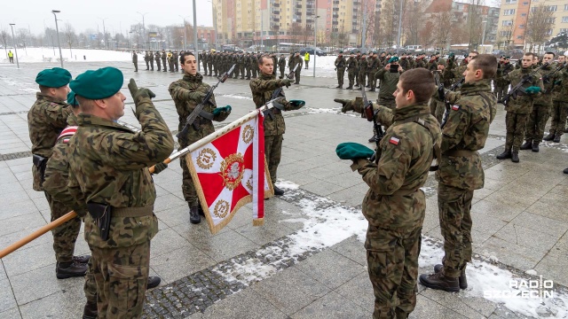 Za sprawę mojej Ojczyzny w potrzebie, krwi własnej ani życia nie szczędzić. - te słowa przysięgi wojskowej rozbrzmiały dziś na placu przy Netto Arenie w Szczecinie.