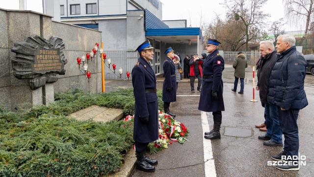 Opozycjoniści i działacze NSZZ Solidarność na Pomorzu Zachodnim złożyli kwiaty przed bramą Stoczni Szczecińskiej, aby oddać hołd ofiarom Stanu Wojennego.