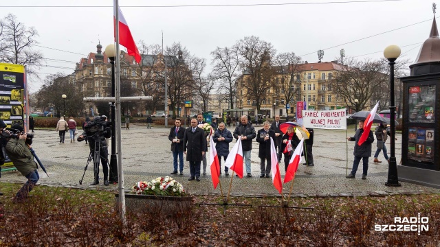 Znicze i kwiaty na pamiątkę wprowadzenia stanu wojennego w komunistycznej Polsce - uroczystość odbyła się przy okolicznościowej tablicy na szczecińskim Placu Grunwaldzkim.