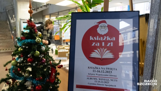 Kiermasz książek za złotówkę trwa w Książnicy Pomorskiej w Szczecinie. Przy głównym wejściu wystawione są różnego rodzaju publikacje.