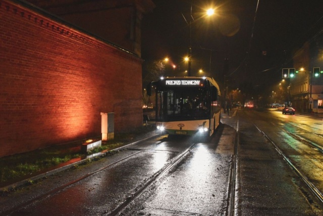 Testy wyszły pomyślnie, autobusy będą mogły wjechać na przebudowany fragment Placu Zwycięstwa w Szczecinie.